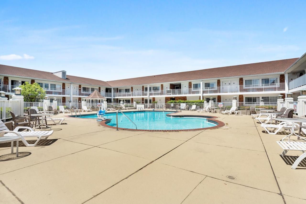 Days Inn & Suites By Wyndham Roseville/Detroit Area Exterior foto